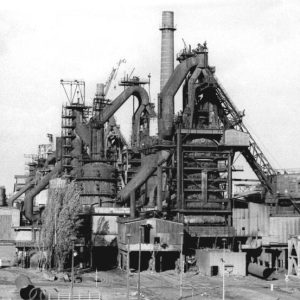 ADN-Rainer Weisflog 8.11.90 Eisenhüttenstadt: Wie technishe Denkmäler sehen die Hochöfen aus der Gründerzeit des Eisenhüttenkombinates Ost aus. Von ehemals sechs arbeiten nur noch vier. In Zukunft werden von den vormals 12.000 Arbeitskräften nur noch 7.000 in der EKO-Stahl AG Arbeit finden. Mehr als 700 gingen bereits in den Vorruhestand, andere werden durch die Ausgliederung von Betriebsteilen einen neuen Arbeitsplatz erhalten.Neben den allgemeinen Umstellungsproblemen belasten die Aktiengesellschaft die Stahlkrise in der Europäischen Gemeinschaft sowie die aus dem chronischen Mangel der Vergangenheit herrührende, noch nicht geschlossene technologische Produktionskette.
