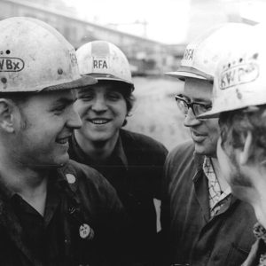 ADN-ZB Großmann-19.5.72 Bez. Cottbus: Im Kraftwerk Boxberg stehen Qualitätsarbeit und ziegerichtete Neuerertätigkeit an der Spitze des neuen Brigadeprogramms der Instandhaltungsbrigade "Freundschaft". Vertrauensmann Peter Schmidt, Günter Melcher, Gerhard Schwabe und Albert Bohn (v.l.) gehören zum 21 Mitglieder zählenden Kollektiv, das kürzlich mit dem Titel "Kollektiv der sozialistischen Arbeit" ausgezeichnet wurde. Einen Nutzen von 50.000 Mark wollen die Schlosser durch die Senkung der Reparaturen von störanfälligen Aggregaten erreichen.