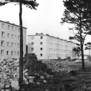 Zentralbild Klein 10.4.52. Diskussion um die Wohnstadt des Eisentüttenkombinats Ost Am 9.4.52.fand mit den Belegschaftsangehörigen des Eisenhüttenkombinats-Ost, dem Ministerium für Aufbau und der demokratischen Presse eine Diskussion über die Wohnstadt des Werkes statt, wo die verschiedenen Mängel und Fehler besprochen wurden. UBz: Blick auf die ersten fertigen Wohnblocks, die im Mittelpunkt der Diskussion standen.